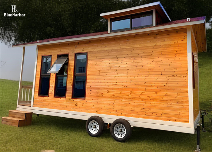 屋外生活 木製の外観とダブルウィンドウのある現代的なプリファブ小屋